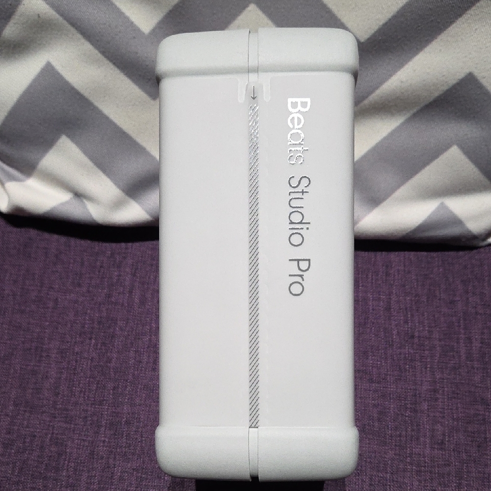 Beats Studio Pro Black Headphones - Picture 3 of 5